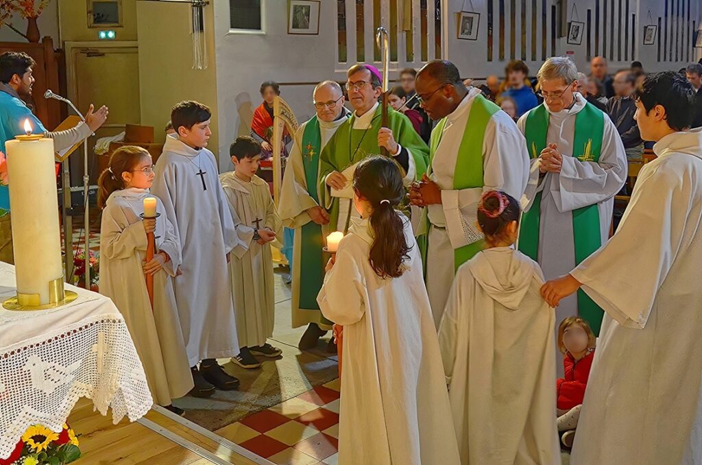 6 servants d'autel encadrent Mgr Pansard, les pères Jean François, Luc et Jean-Luc